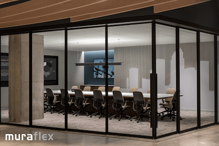 Vue d'une salle de conférence aménagée avec le système de cloisons en verre de la collection EXPO de Muraflex