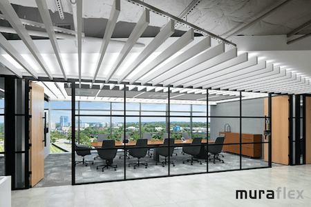 Vue d'une salle de conférence aménagée avec le système de cloisons en verre de la collection MIMO de Muraflex
