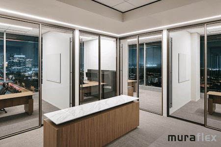 Vue d'espaces de travail aménagés avec le système de cloisons en verre de la collection QUADRO de Muraflex